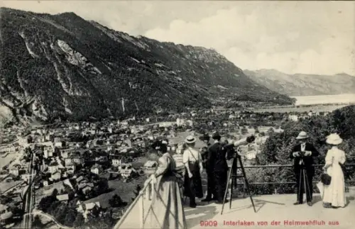 Ak Interlaken Kanton Bern Schweiz, Aussicht auf  Menschen in r Kleidung, Berge im Hintergrund