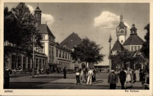 Ak Sopot Gdańsk Zoppot Danzig, Am Kurhaus,  Menschen auf der Straße, Bäume, Gebäude