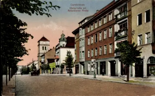 Ak Gussew Gumbinnen Ostpreußen,  Königstraße, reformierte Kirche, Straßenansicht