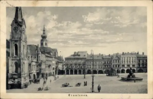 Ak Trutnov Trautenau Riesengebirge Region Königgrätz,  Stadtplatz, Brunnen,  Gebäude, Menschen