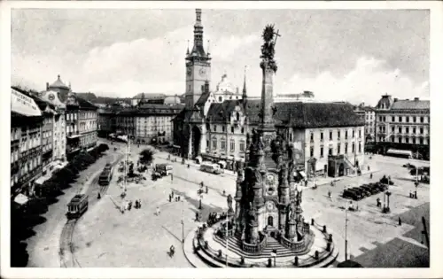 Ak Olomouc Olmütz Stadt, Platz mit Säule,  Gebäude, Straßenbahn, Menschen