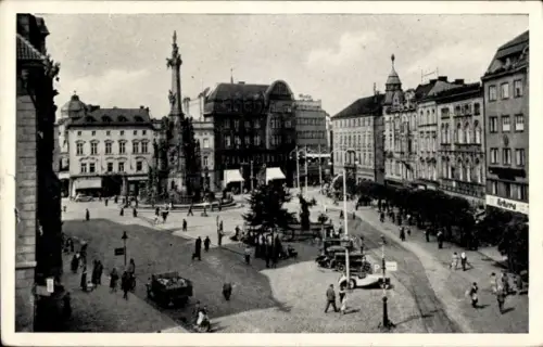 Ak Olomouc Olmütz Stadt, Stadtplatz mit Denkmal, Menschen, Autos, Geschäfte,  Gebäude