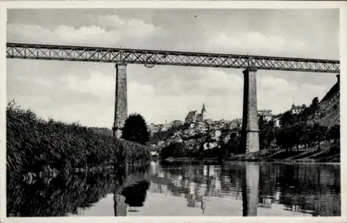 Ak Znojmo Znaim an der Thaya Südmähren, Brücke über Wasser, Stadtansicht, Znaim a. Thaya, Niederd