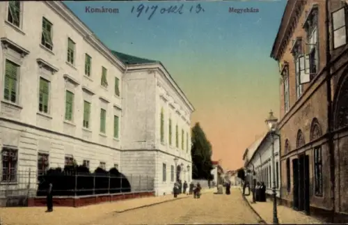 Ak Komárom Komorn Ungarn,  Megyeháza, 1917, Menschen auf der Straße, farbige 