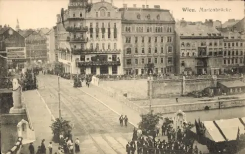 Ak Wien 1 Innere Stadt, Marienbrücke, Menschenmenge, Gebäude, Werbung, Restaurant