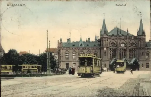 Ak Hildesheim in Niedersachsen, Bahnhof, Straßenbahnen
