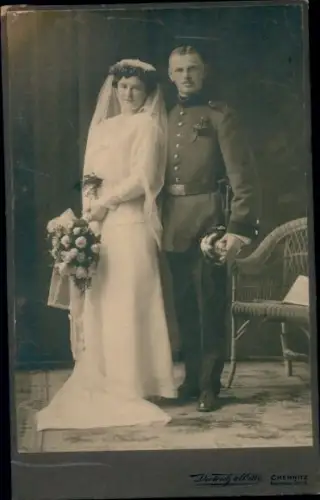 Kabinett Foto Chemnitz in Sachsen, Deutscher Soldat in Uniform mit Gemahlin