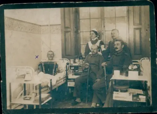 Kabinett Foto Eberswalde in der Mark, Deutsche Soldaten im Lazarett, Krankenschwester