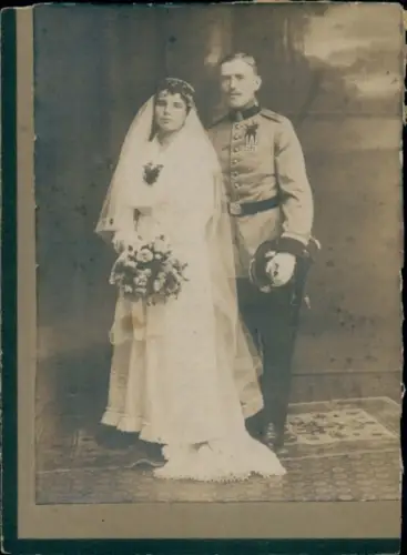 Kabinett Foto Deutscher Soldat mit Gemahlin, Brautpaar