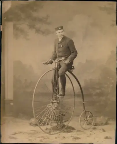 Foto Mann auf einem Hochrad, Porträt
