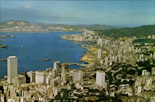 Ak Hong Kong China, Luftaufnahme von  Hafen, moderne Gebäude, Berge im Hintergrund