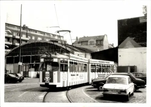 Foto Frankfurt?, Straßenbahn nach Bergen am Bahnhof, Autos