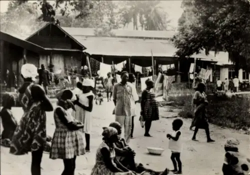 Ak Lambarene Gabun, Menschen auf der Straße, Wäsche auf Leinen, Albert-Schweitzer-Hospital