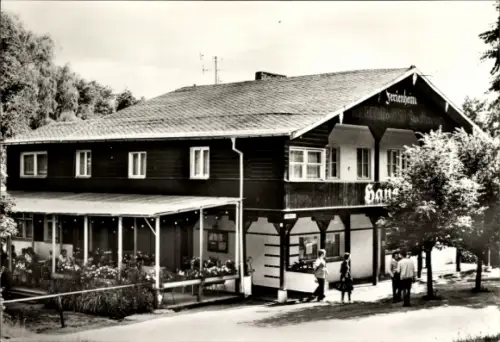 Ak Buckow in der Märkischen Schweiz, Haus Tirol, FDGB-Milchbar, Wiesenhang, Menschen, Bäume