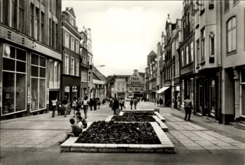 Ak Hansestadt Wismar,  Krämerstraße, Menschen, Geschäfte, Bäume, Stadtansicht
