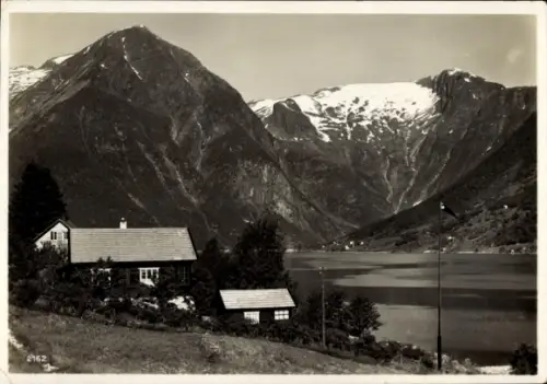 Ak Eidfjord Norwegen, Berglandschaft, See, zwei Häuser, Flagge