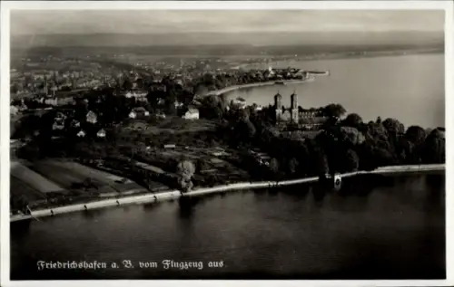 Ak Friedrichshafen am Bodensee, Luftaufnahme von  Bodensee, Landschaft, Wasser, Bäume