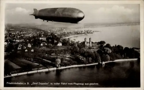 Ak Friedrichshafen am Bodensee, Fliegeraufnahme, Luftschiff Graf Zeppelin über Stadt