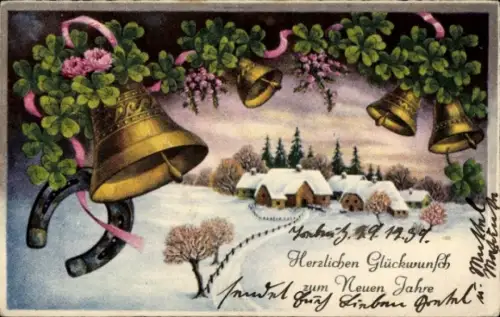 Ak Glückwunsch Neujahr, Dorfidyll, Kleeblätter, Glocken, Hufeisen