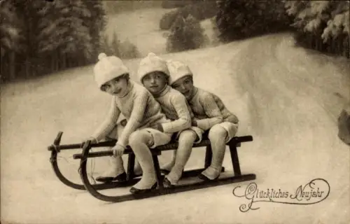 Ak Glückwunsch Neujahr, Drei Kinder auf einem Schlitten