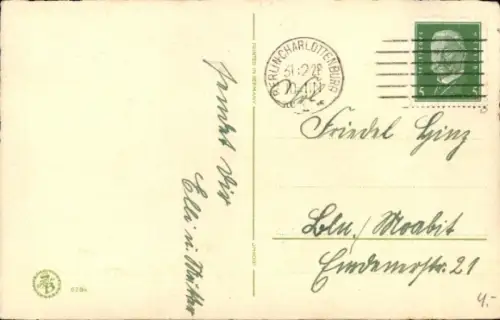 Ak Glückwunsch Neujahr, Zwei Kinder werfen Schneebälle auf einen Schneemann