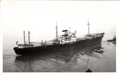 Foto Frachtschiff, von Schlepper gezogen