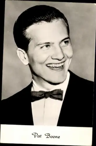 Ak Sänger Pat Boone, Portrait mit Fliege