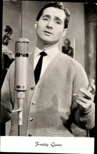 Ak Schauspieler und Sänger Freddy Quinn, Portrait, Mikrofon