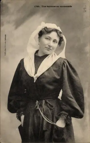 CPA Une Sablaise en promenade, Frau in Tracht