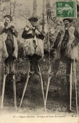 CPA Types Landais, Groupe de trois Echassiers, Männer in Tracht auf Stelzen