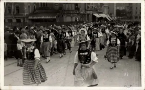 Foto Ak Bern Stadt Schweiz, Menschen in Volkstrachten, Fest