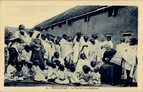 CPA Madagascar, Le Père fait le cathéchisme