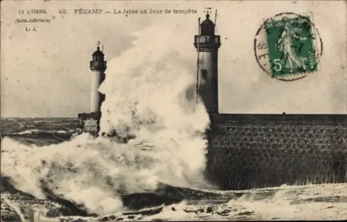 CPA Fécamp Seine Maritime, La Jetée un Jour de tempête, Phare