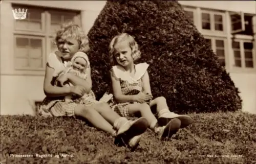 Ak Prinzessinnen Ragnhild und Astrid von Norwegen, Portrait auf Gartenhecke, Puppe