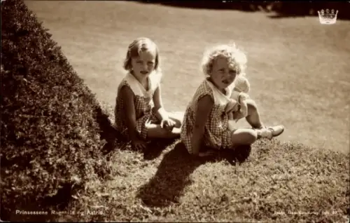 Ak Prinzessinnen Ragnhild und Astrid von Norwegen, Portrait