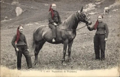Ak Champéry Kt. Wallis Schweiz, Paysannes, Frauen in Trachten mit Pferd