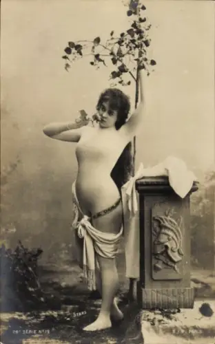 Ak Nackte Frau, Frauenakt, Erotik, Rosen, Rosenstamm