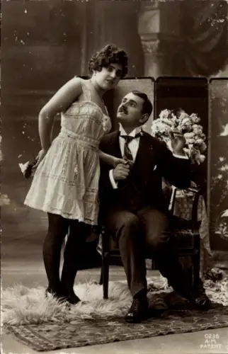 Ak Liebespaar, Frau in Unterwäsche, Strümpfe