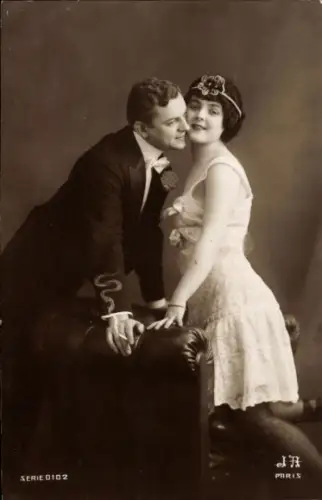 Ak Liebespaar, Unterwäsche, Rauchender Mann