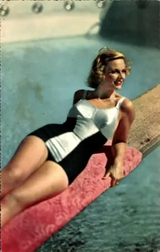 Ak Frau in schwarz-weißem Badeanzug