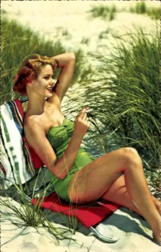 Ak Frau in grünem Badeanzug, Klappstuhl