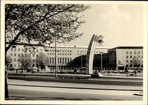 Ak Berlin Tempelhof, Platz der Luftbrücke, Luftbrückendenkmal