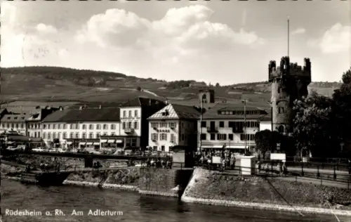 Ak Rüdesheim am Rhein,  Adlerturm, Flussufer, Menschen, Schiffe