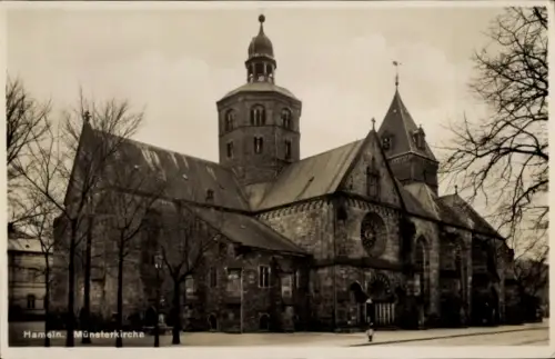Ak Hameln an der Weser Niedersachsen, Münsterkirche in  Bäume im Vordergrund, Schwarz-Weiß-Foto