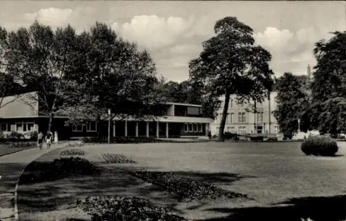 Ak Bad Hamm in Westfalen, Klinik für manuelle Therapie,  Bäume, Rasenfläche, Spaziergänger