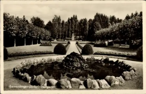 Ak Emmendingen im Breisgau Baden, Stadtgarten in Emmendingen, Brunnen, Bäume, Sträucher, Weg