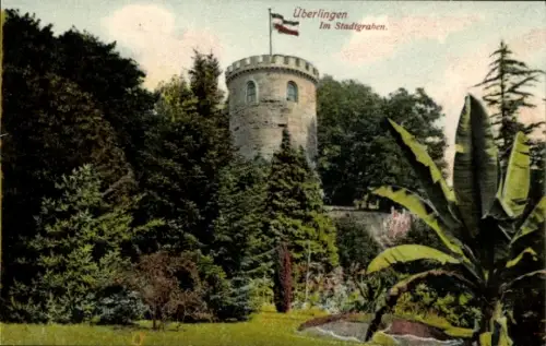 Ak Überlingen am Bodensee, Turm, Bäume, Pflanzen, Flagge,  Stadtgraben