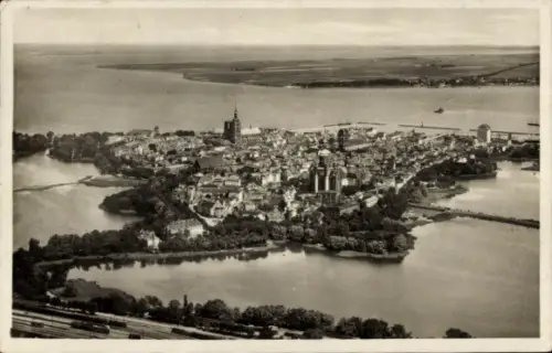 Ak Stralsund in Vorpommern, Luftaufnahme von  Altstadt, Wasser, Bäume, Stadtansicht