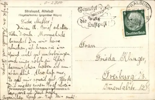 Ak Stralsund in Vorpommern, Luftaufnahme von  Altstadt, Wasser, Bäume, Stadtansicht