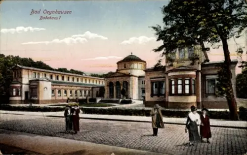 Ak Bad Oeynhausen in Westfalen,  Badehaus I,  Architektur, Menschen auf der Straße